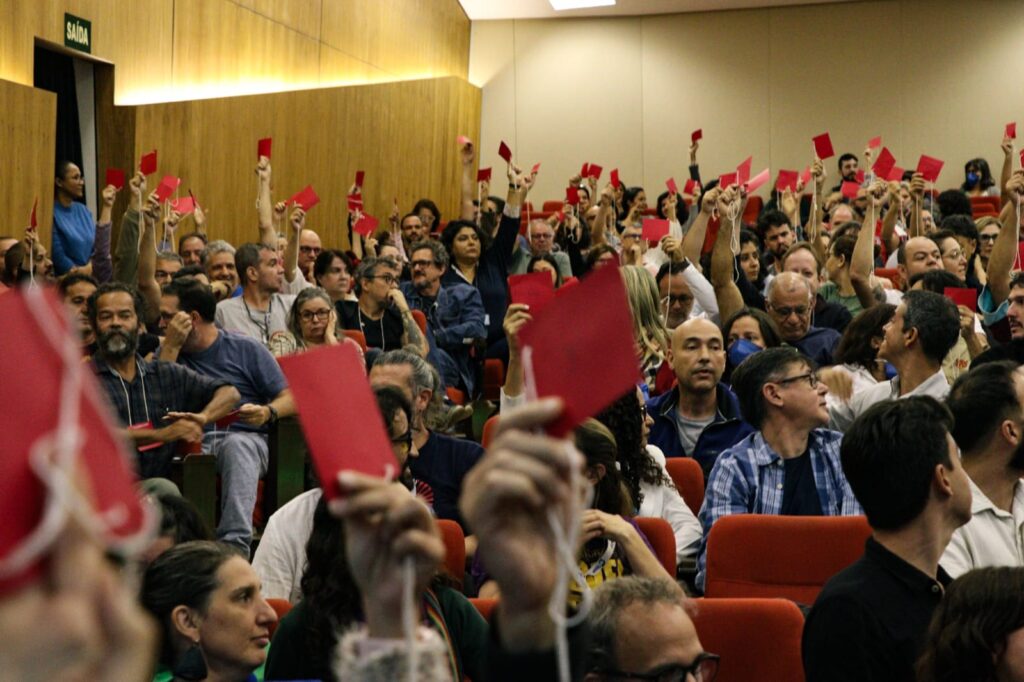 Professores da UFMG encerram greve; aulas retornam na segunda (10)