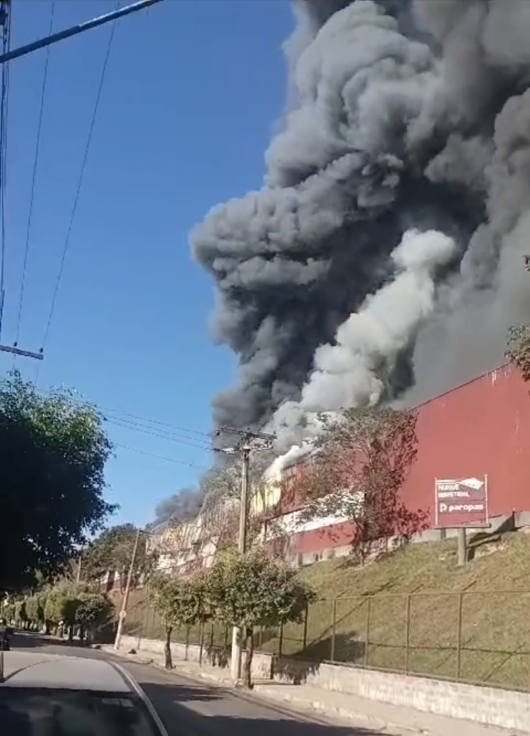 Incêndio destrói galpão de fábrica de móveis em Ubá