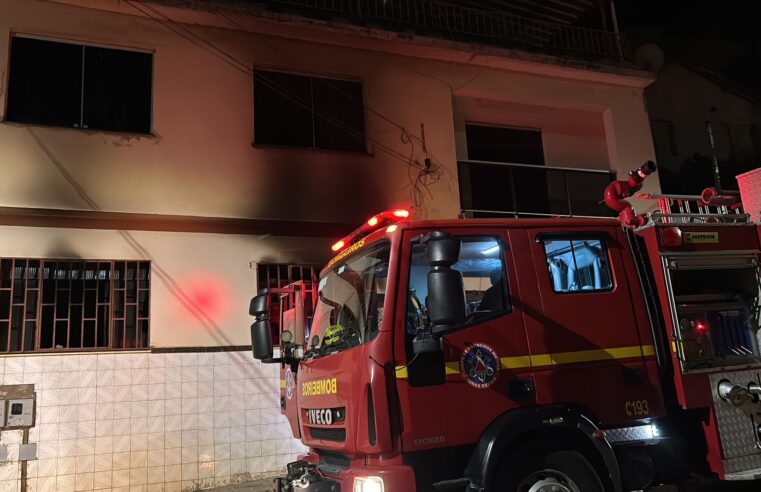 Casa com 5 pessoas pega fogo no Bairro de Fátima, em Viçosa