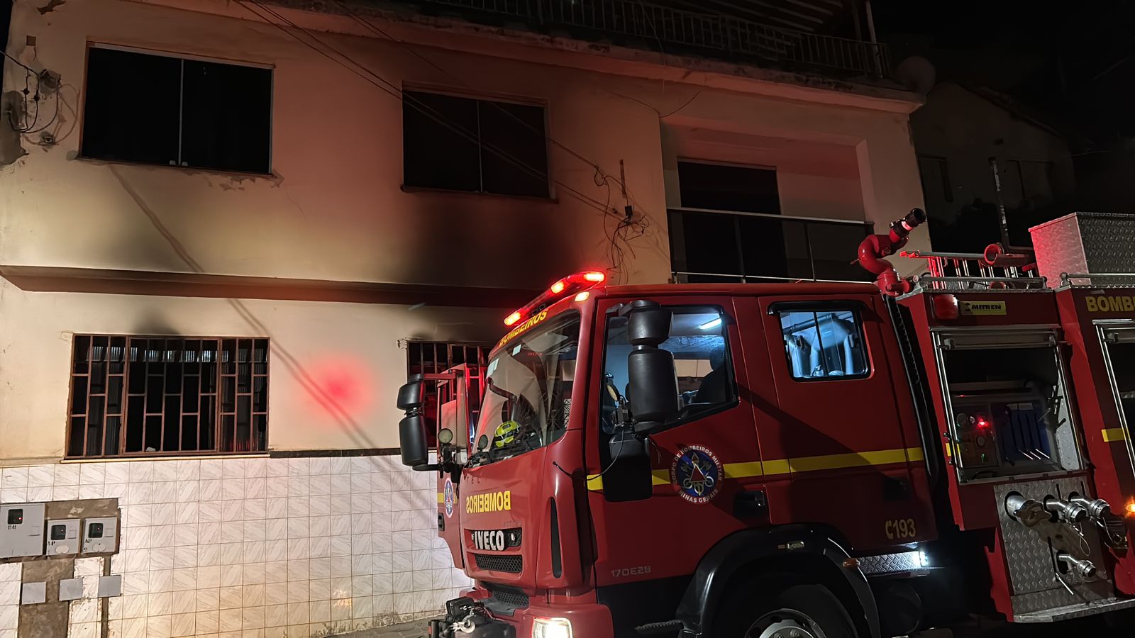 Casa com 5 pessoas pega fogo no Bairro de Fátima, em Viçosa