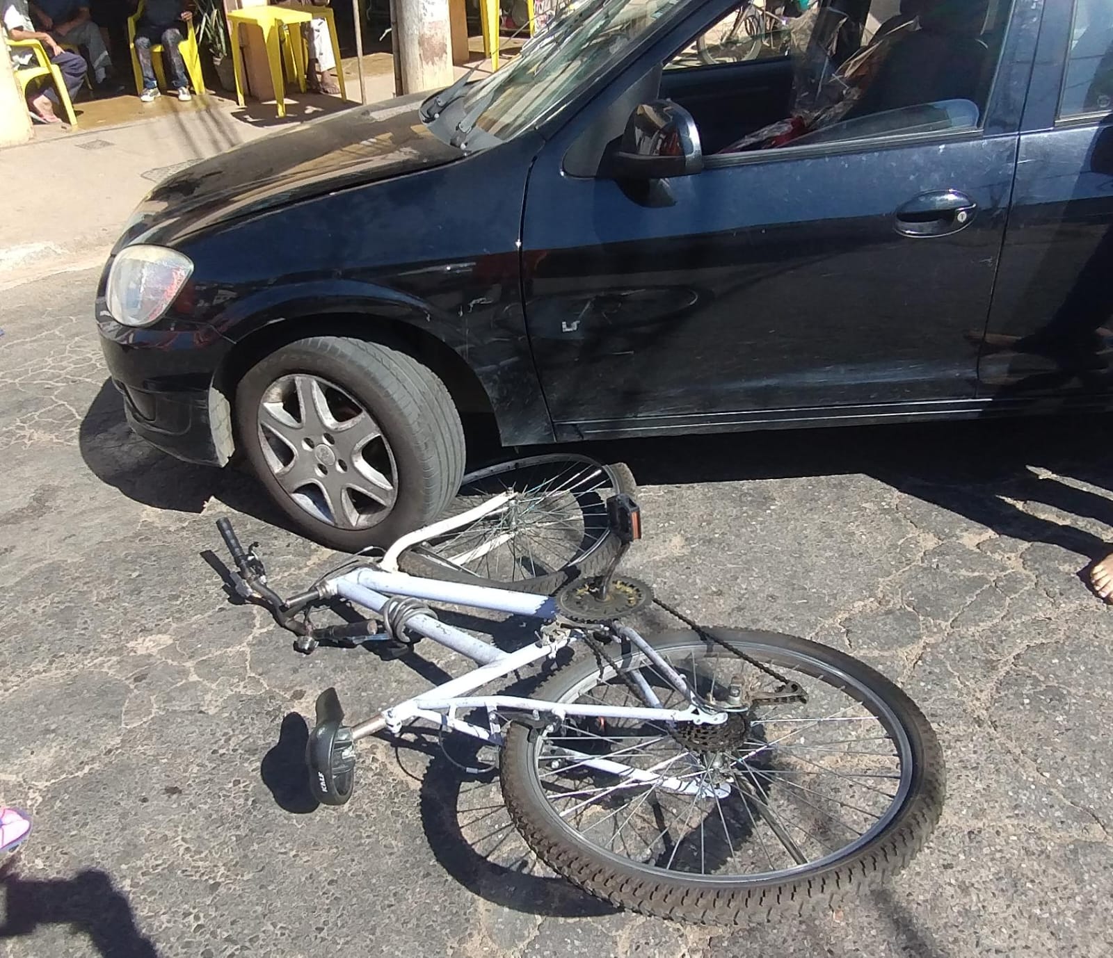 Acidente entre carro e bicicleta deixa um ferido no Bairro de Fátima