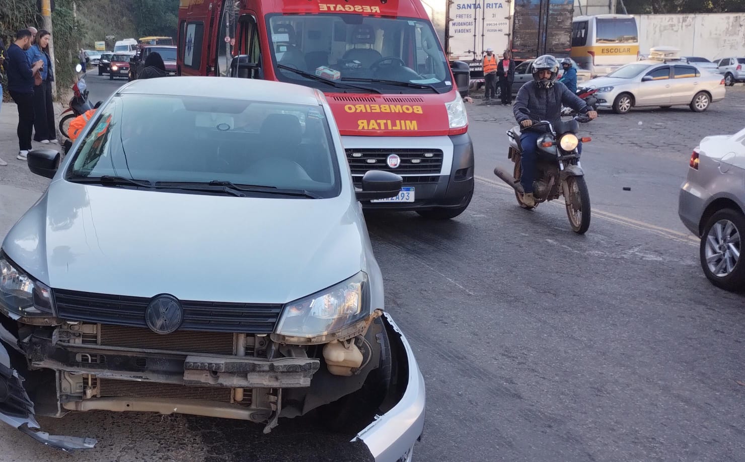 Acidente na Castelo Branco deixa motociclista ferida, em Viçosa