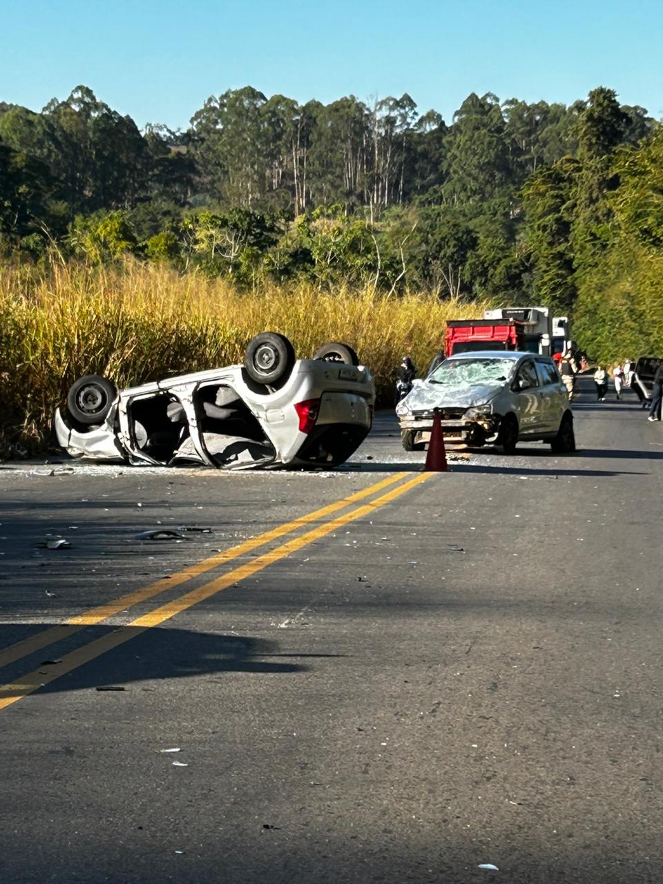 Policiais sofrem acidente e ficam presos em ferragens próximo ao trevo de Cajuri