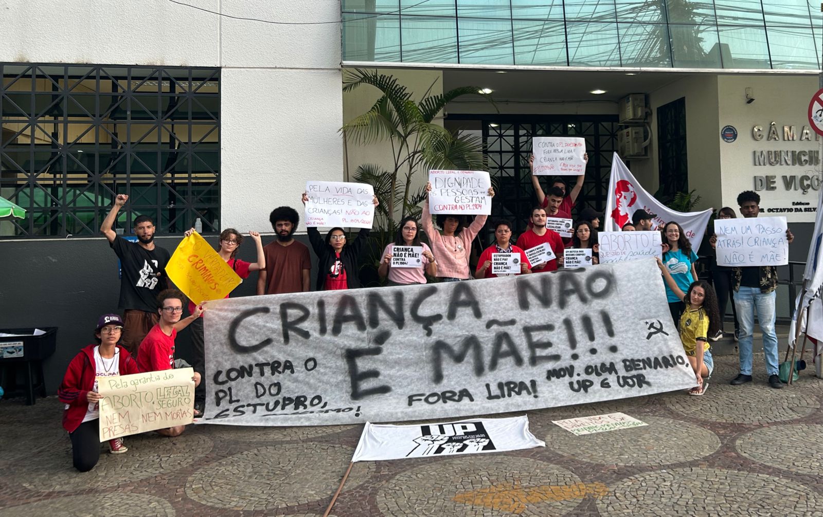 Manifestantes protestam conta o PL do aborto em Viçosa 