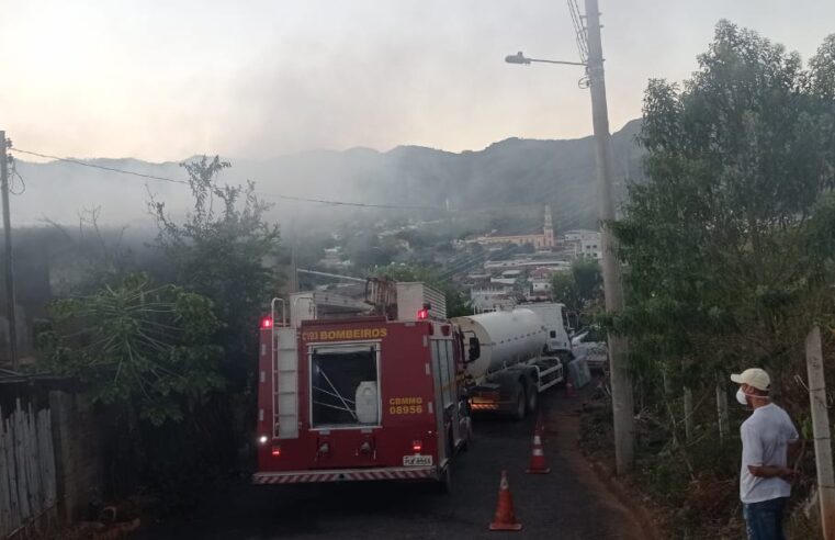 Casa pega fogo em São Geraldo e fortes chamas assustam moradores