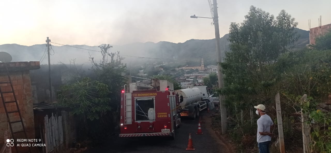 Casa pega fogo em São Geraldo e fortes chamas assustam moradores