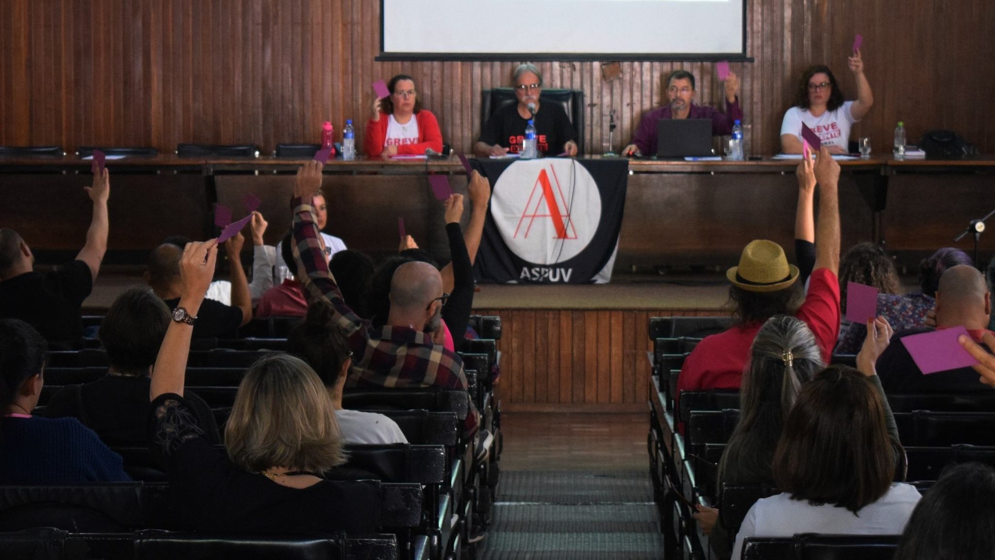 Após assembleia, greve dos professores da UFV continua