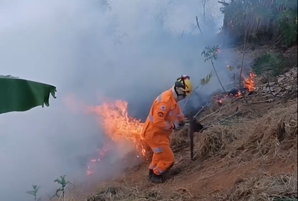 Incêndio em Ponte Nova coloca residências em risco no bairro Bom Pastor