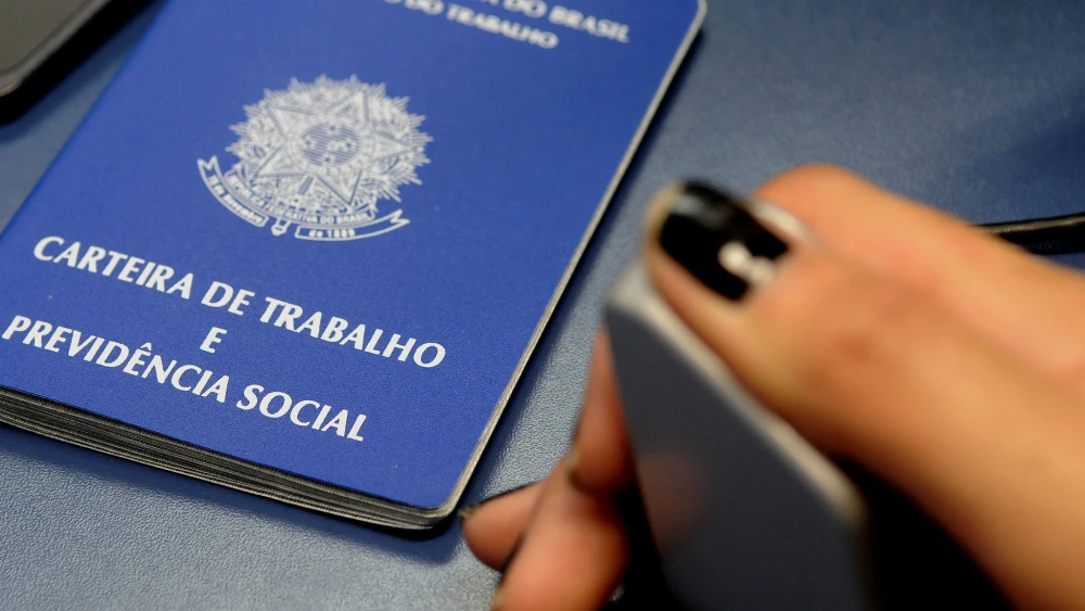 IBGE: Desemprego recua a 7,1% no trimestre e bate recorde de 2014