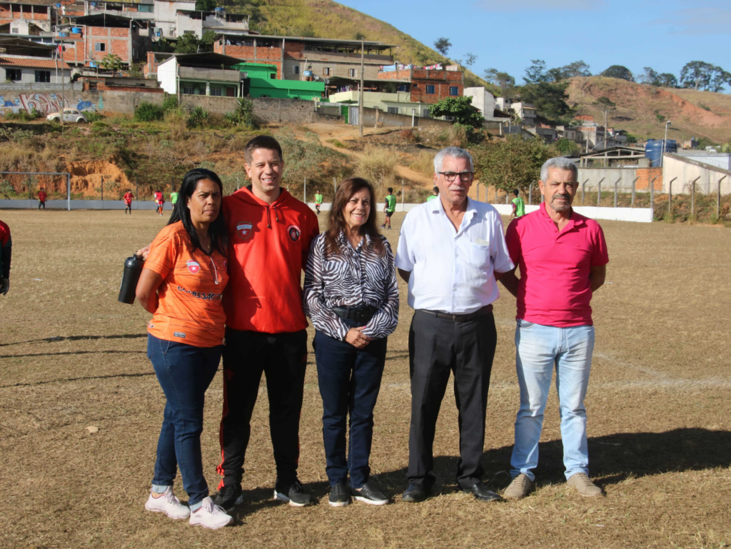 Projeto Palestra Estrelas

Prefieto, a secretária de assistência social Vera, o vereador João de Josino e coordenadores do projeto posam para foto no campo de futebol

O dia está ensolarado.