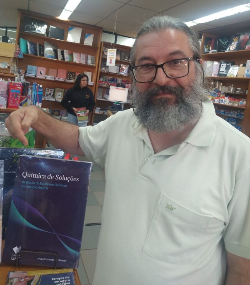 Livro de professor da UFV é semifinalista do Prêmio Jabuti.

Imagem do perfil do Linkedin do professor. André posa ao lado de seu livro, que está em uma estante dentro da Livraia UFV em Viçosa.