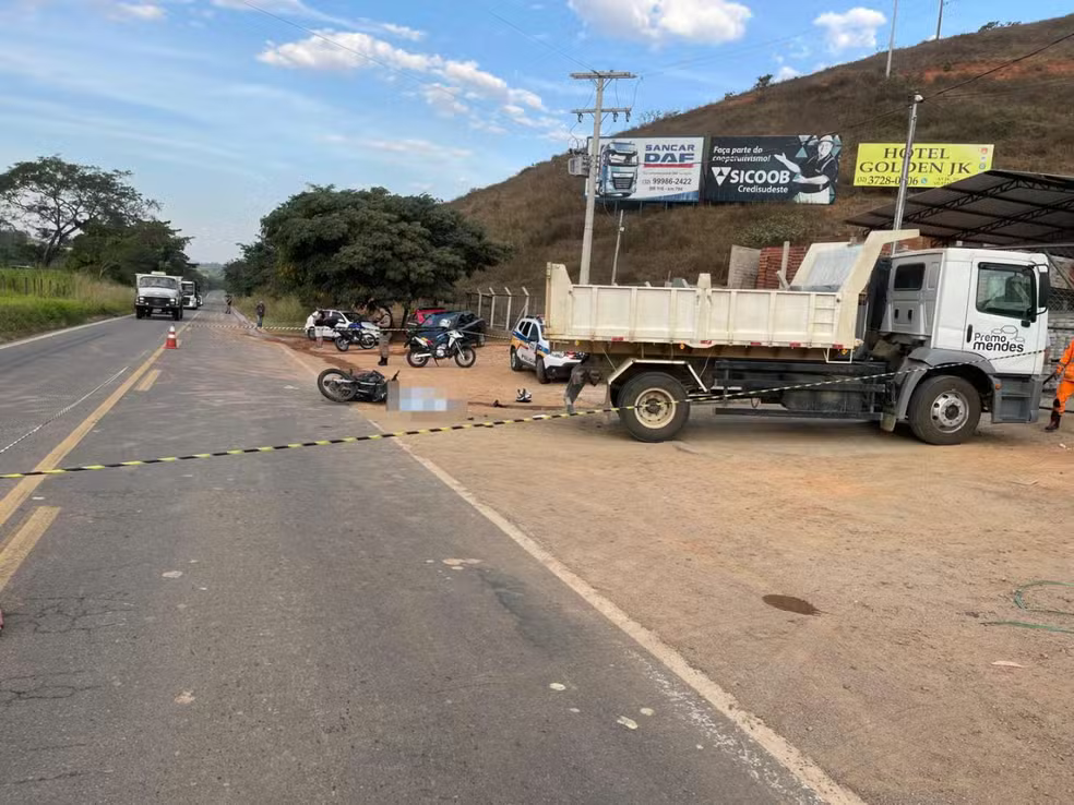 Motociclista morre ao bater na traseira de um caminhão, na Zona da Mata