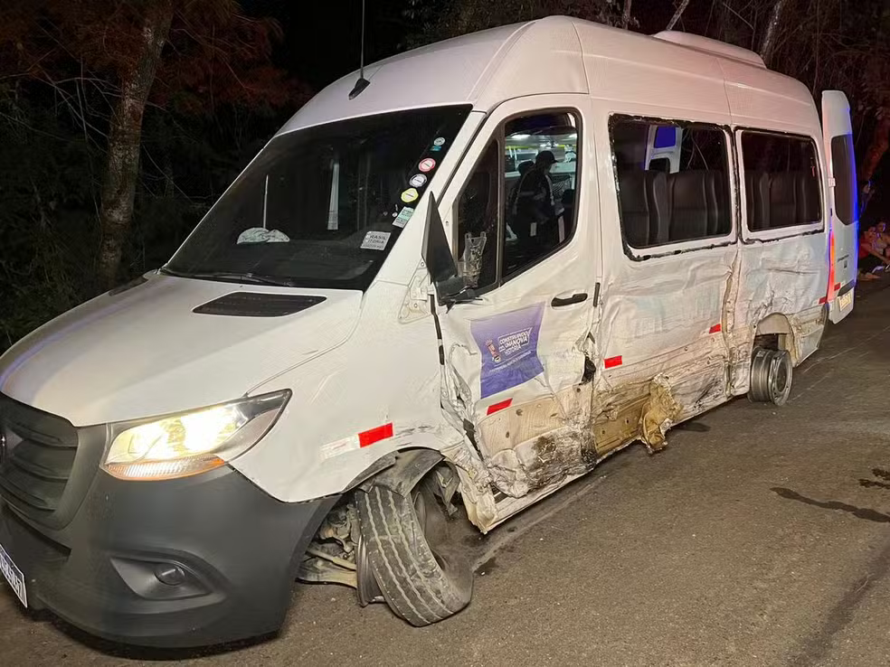 Colisão entre carro e Van deixa 9 feridos em Muriaé