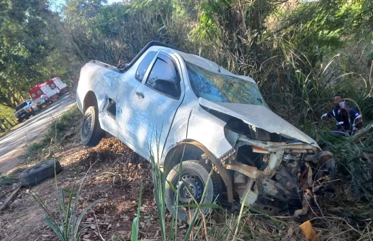 Mãe e filho morrem após serem lançados para fora de carro em acidente na BR-116, em MG