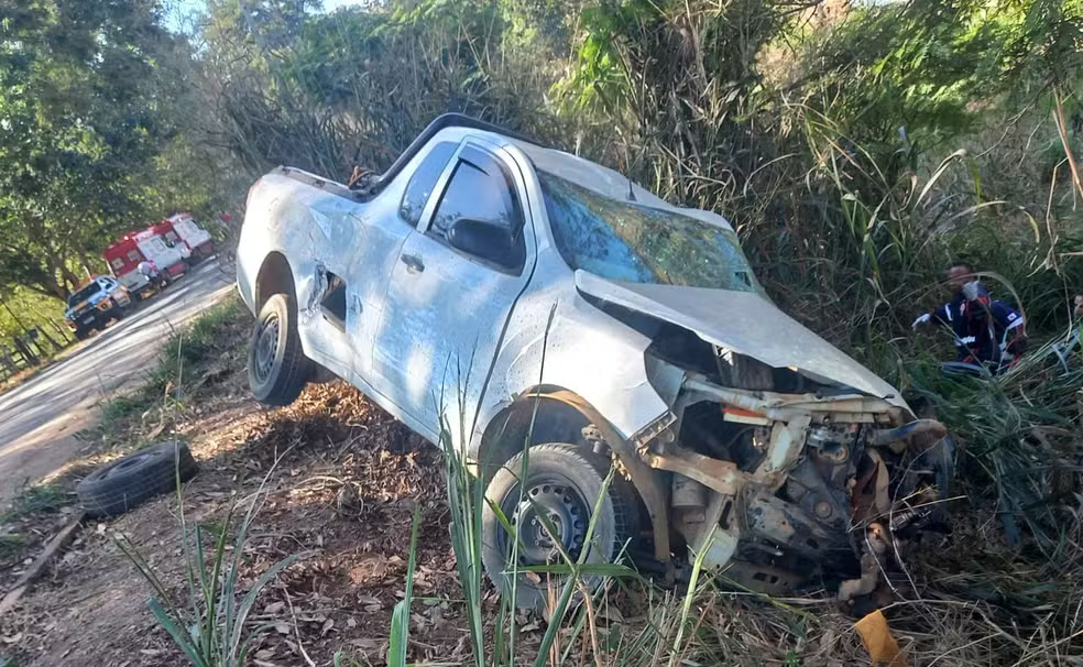 Mãe e filho morrem após serem lançados para fora de carro em acidente na BR-116, em MG