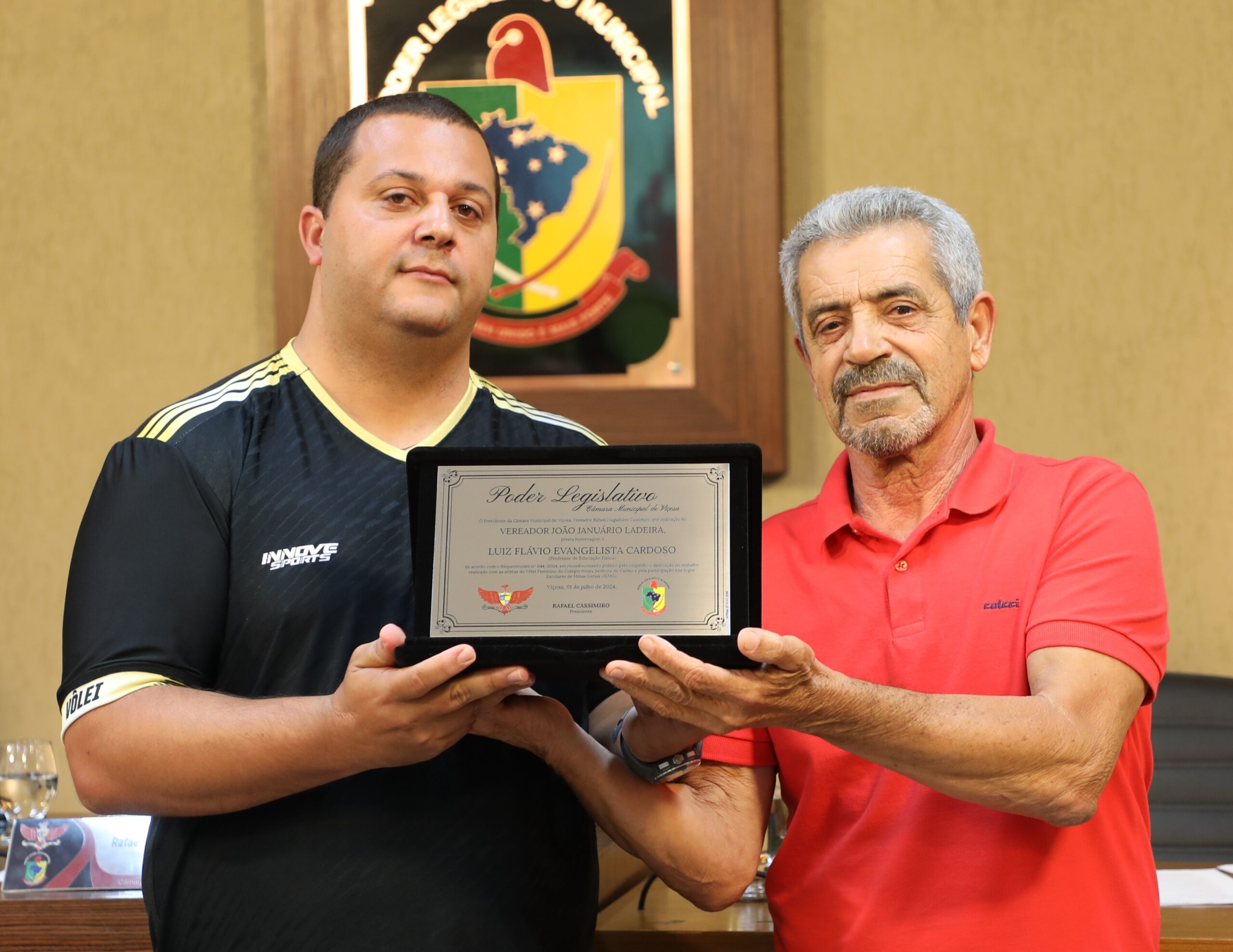 Técnico do time de vôlei do Colégio Carmo é homenageado na Câmara