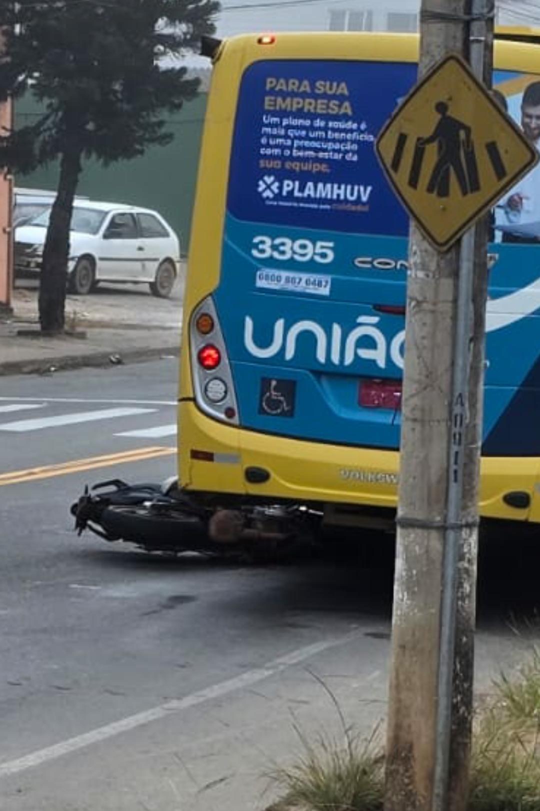 Motociclista fica ferido em colisão moto com ônibus em Viçosa