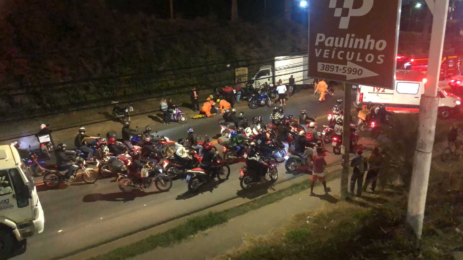 Acidente entre duas motos deixa feridos e paralisa trânsito no João Braz, em Viçosa