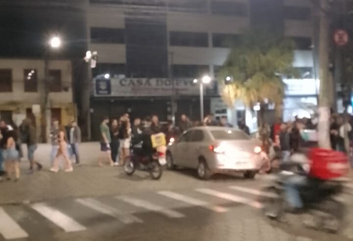 Carro colide com moto e arremessa motorista e passageira na Avenida Santa Rita