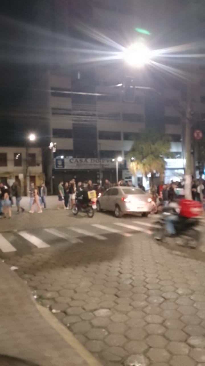 Carro colide com moto e arremessa motorista e passageira na Avenida Santa Rita