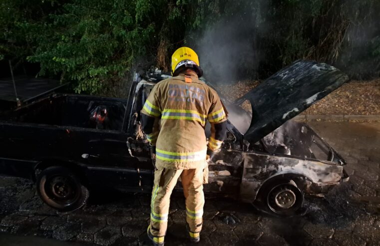 Caminhonete pega fogo na rua Santana em Viçosa