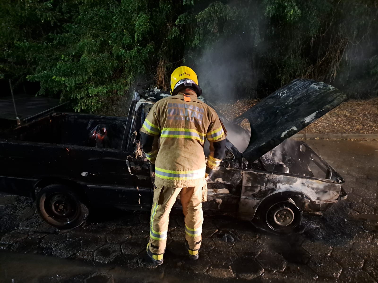 Caminhonete pega fogo na rua Santana em Viçosa