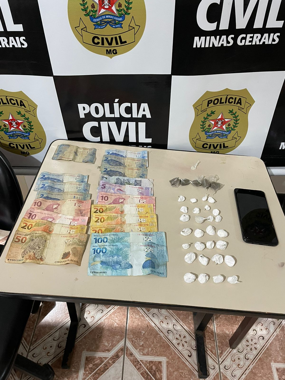 Polícia Civil apreende drogas e dinheiro do tráfico em Viçosa