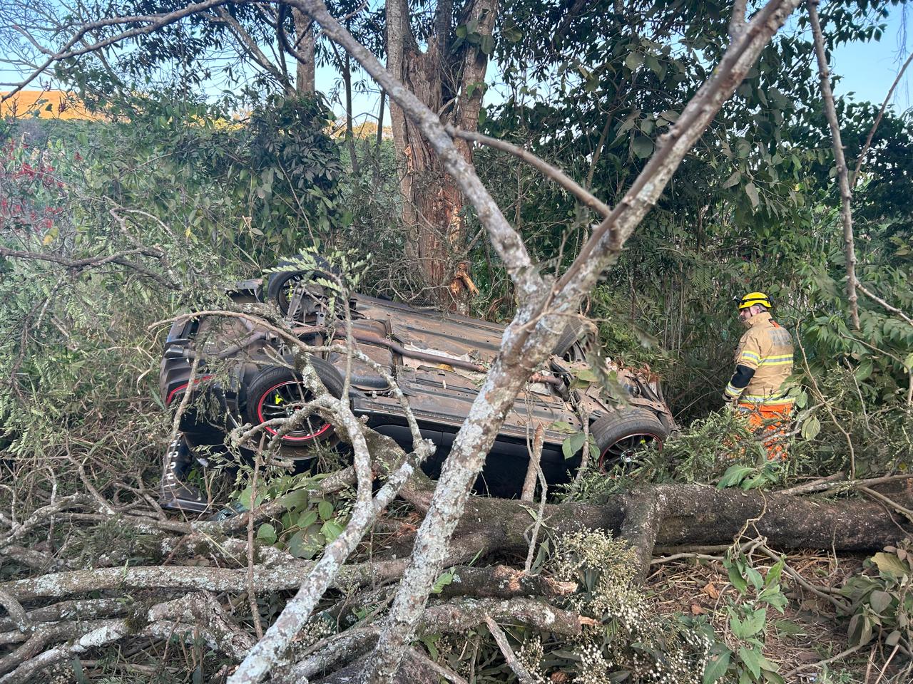 Teixeiras: Bombeiros registra capotamento na BR-120