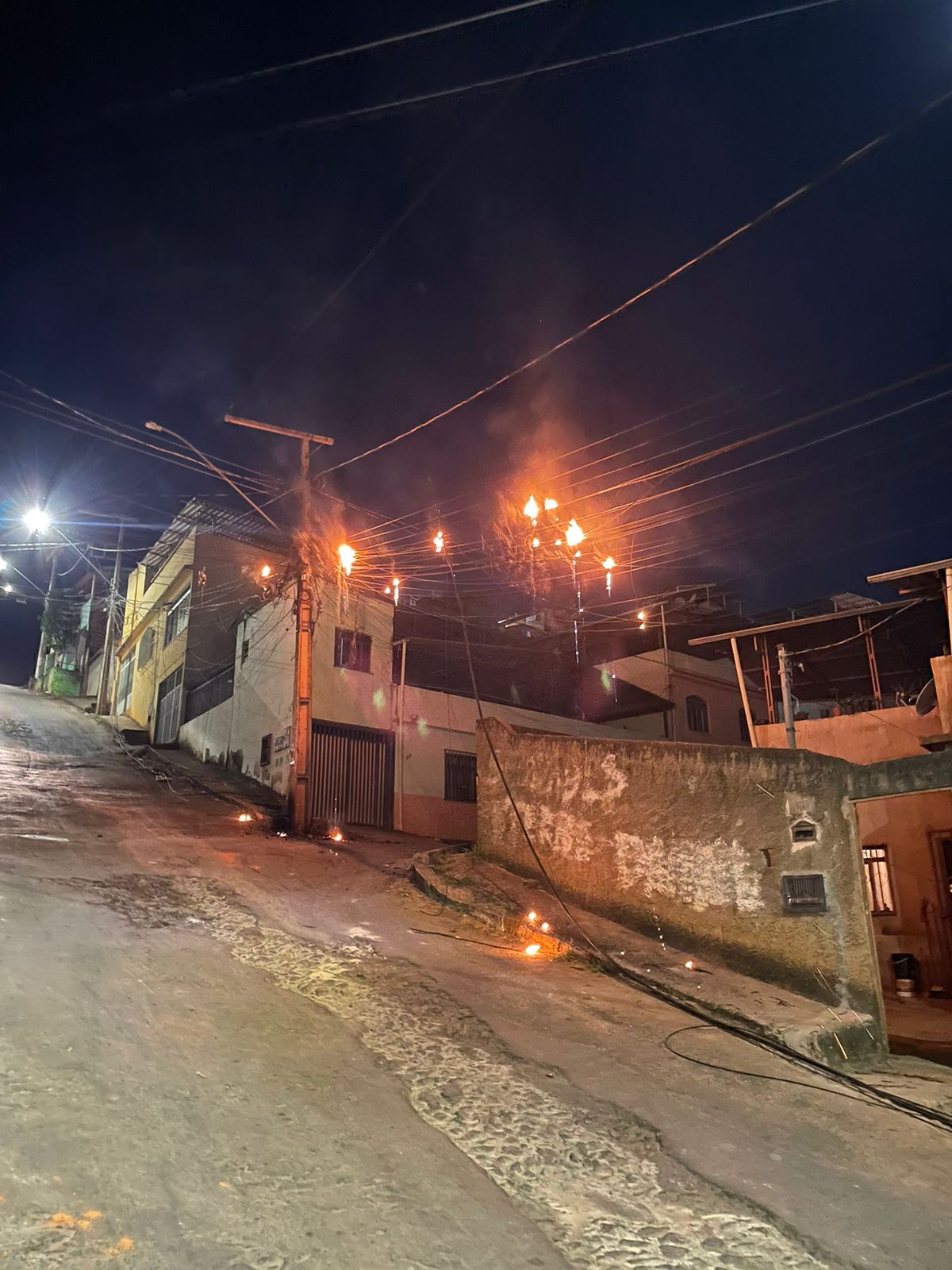 Fiação pega fogo e afeta rede elétrica no Santo Antônio