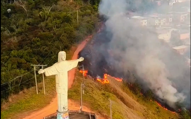 Incêndio no Parque do Cristo é contido por Bombeiros e Brigadistas