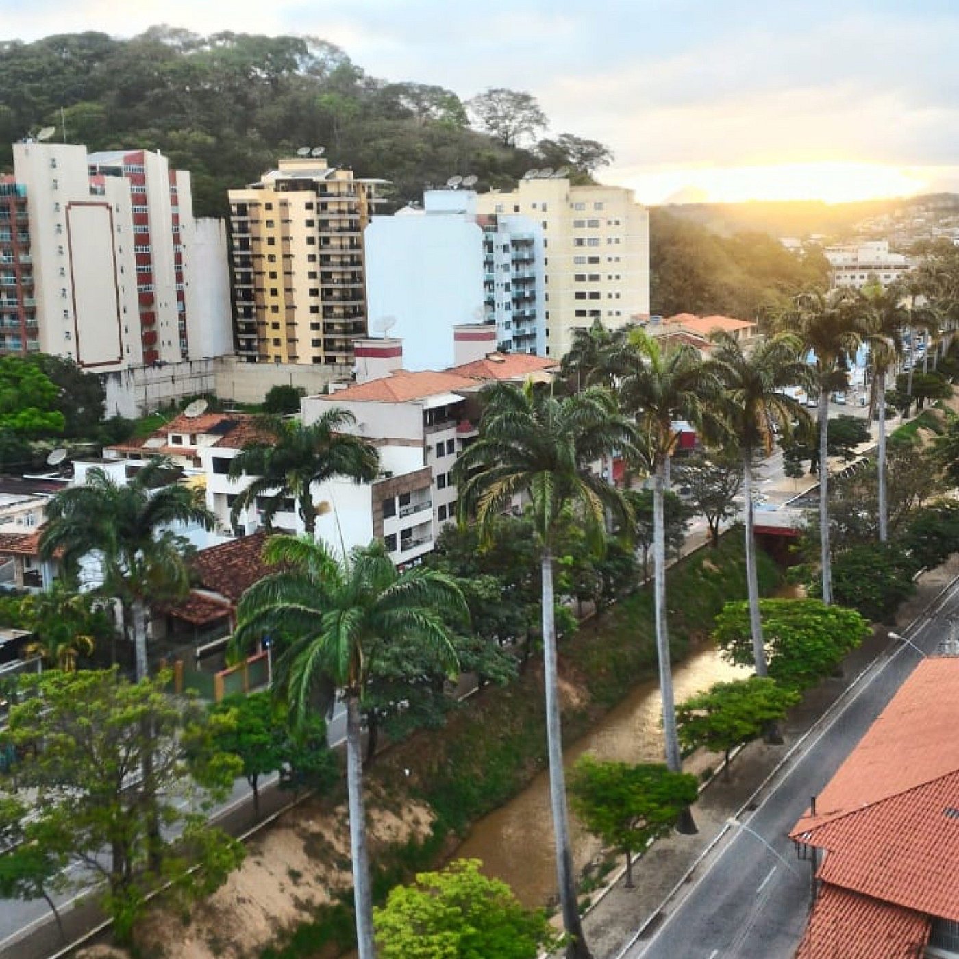 Homem que realizava serviços elétricos sofre queda, em Ubá