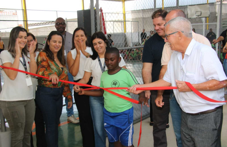 Prefeitura inaugura quadra poliesportiva no bairro Santa Clara 