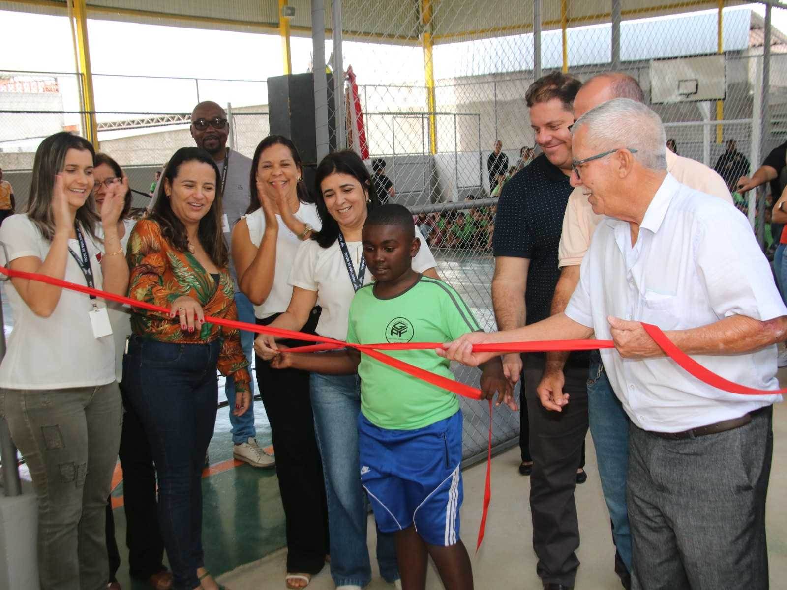 Prefeitura inaugura quadra poliesportiva no bairro Santa Clara 