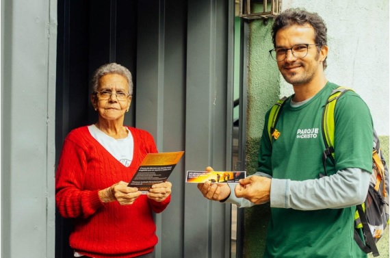 Maria Helena Xavier recebe material informativo sobre a Campanha de Prevenção a Incêndios Florestais distribuído
pela equipe do Parque do Cristo aos moradores vizinhos à unidade de conservação. 
