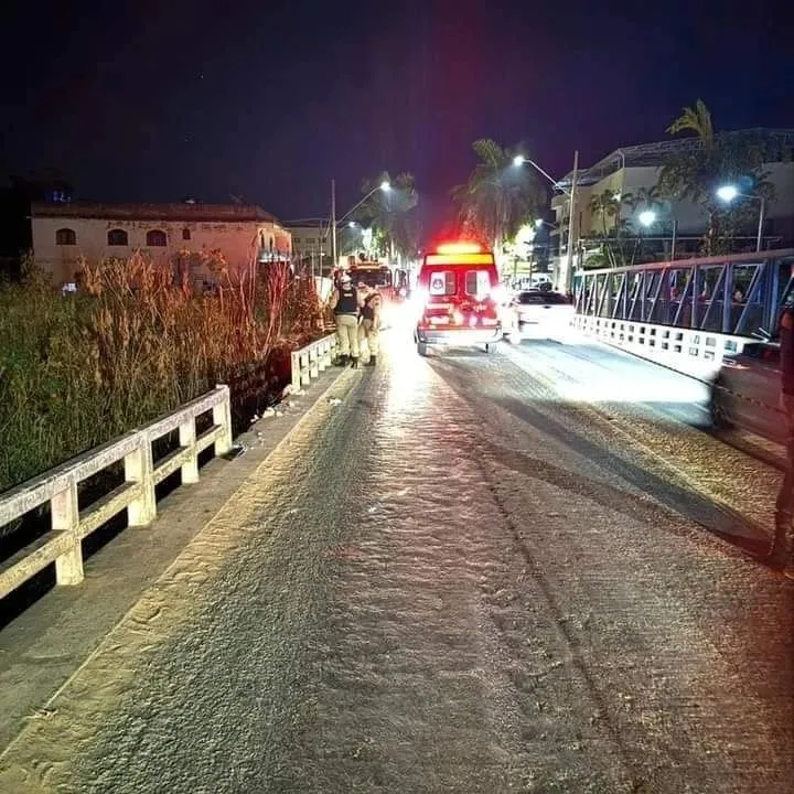Carro cai de ponte na MGC-265
Ponte da MGC-265, onde occoreu o acidente. Na magem, policiais militares aparecem de costas e uma viatura do corpo de bombeiros também