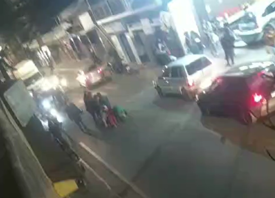Mulher é atropelada por moto na rua dos Passos em Viçosa