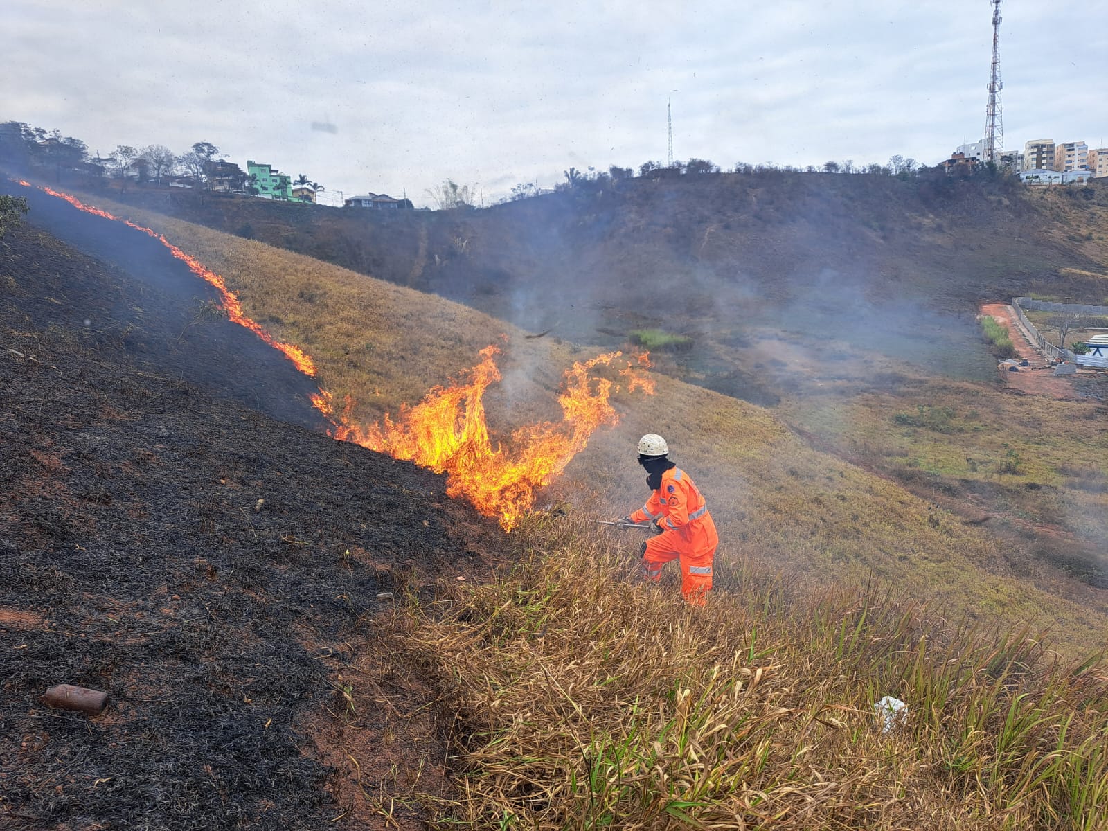 Incêndio em vegetação no bairro Santo Antônio mobiliza bombeiros em Viçosa