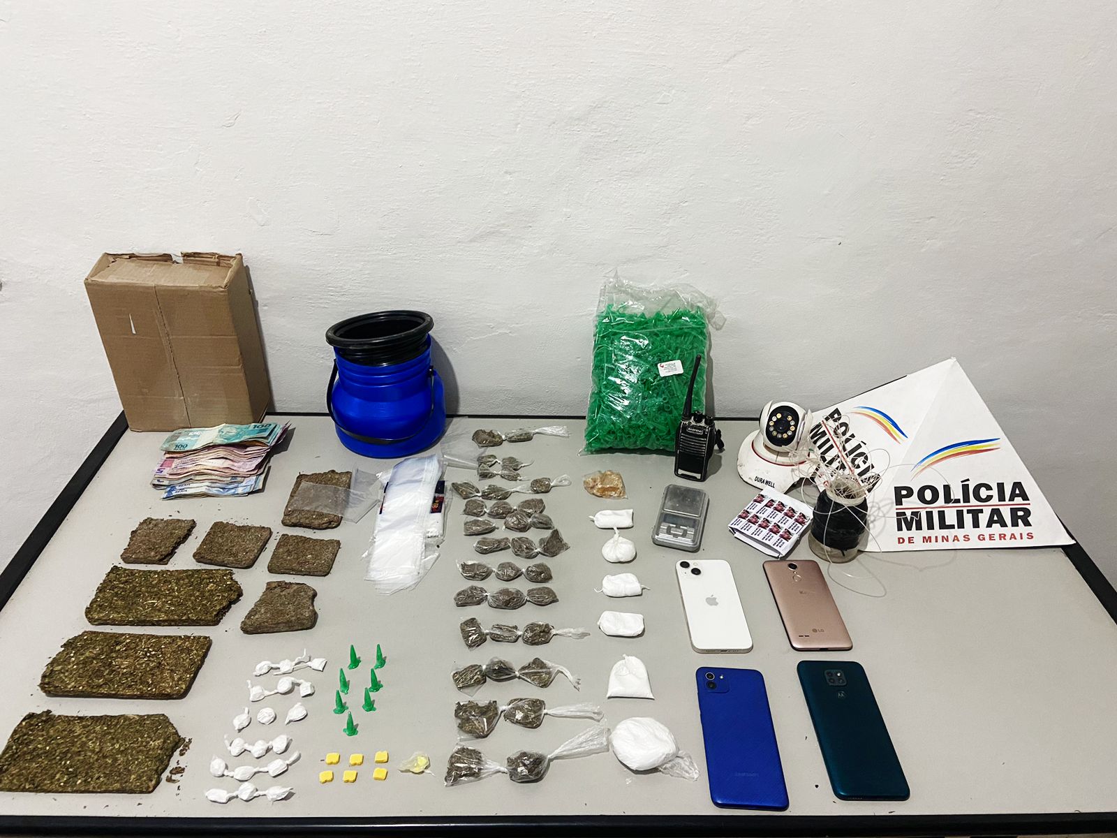 Polícia realiza operação contra tráfico de drogas e corrupção de menores, em Ervália