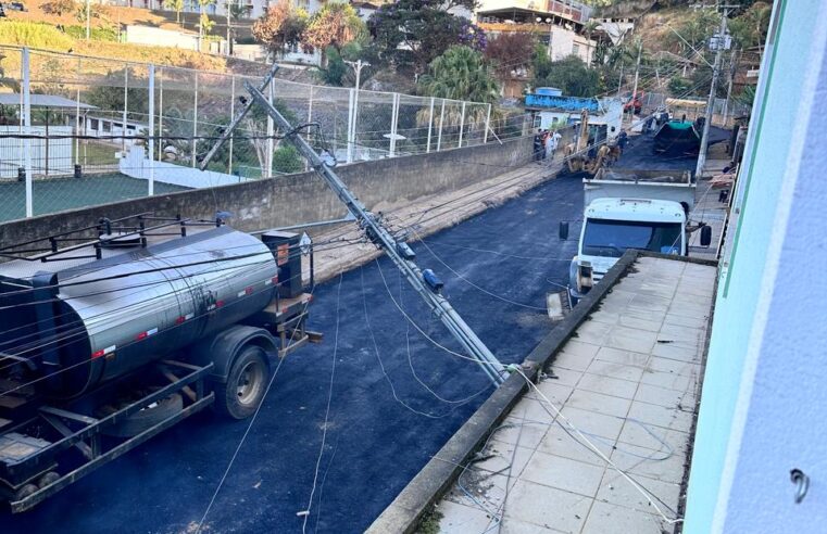 Caminhão perde freios e colide com poste no bairro João Braz, em Viçosa