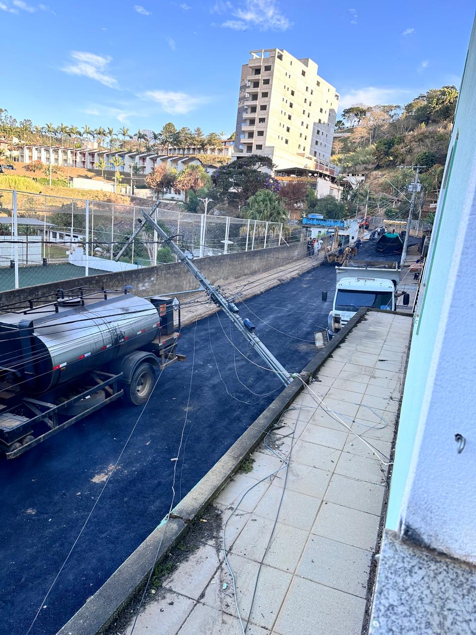 Caminhão perde freios e colide com poste no bairro João Braz, em Viçosa