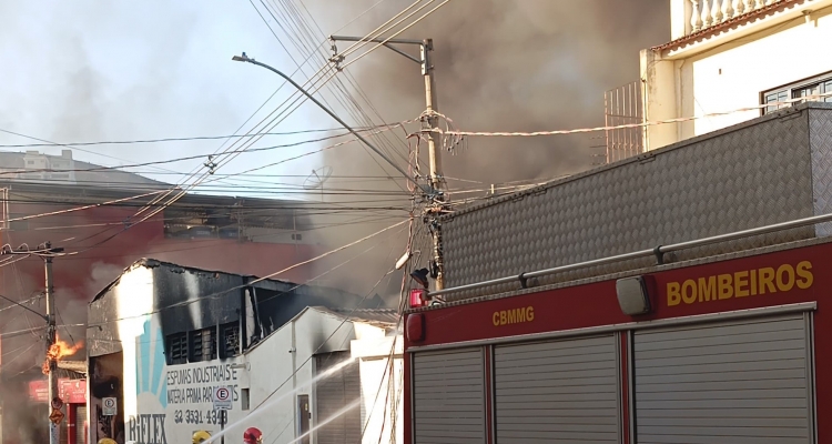 Incêndio em fábrica de espumas mobiliza Bombeiros e bloqueia trânsito em Ubá