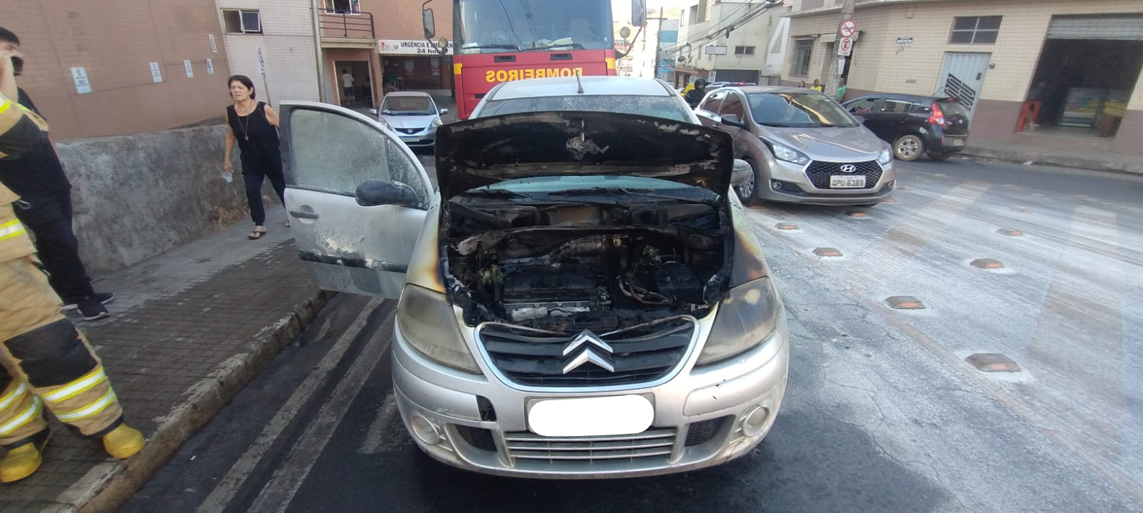 Carro pega fogo em frente ao HSJB, em Viçosa