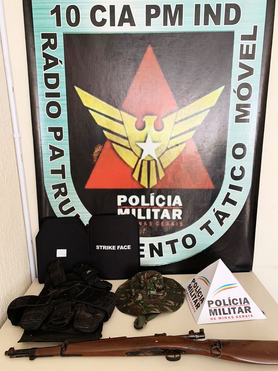 PM de Viçosa Apreende Fuzil e Colete Balístico no Bairro Nova Viçosa