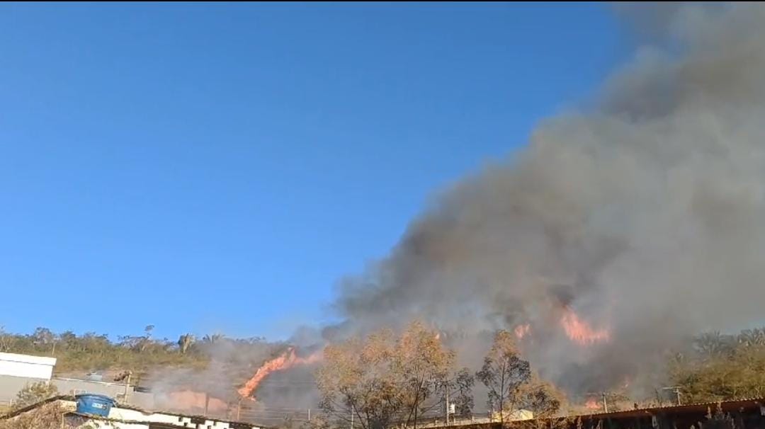 Grave incêndio destrói mata da Barrinha, em Viçosa