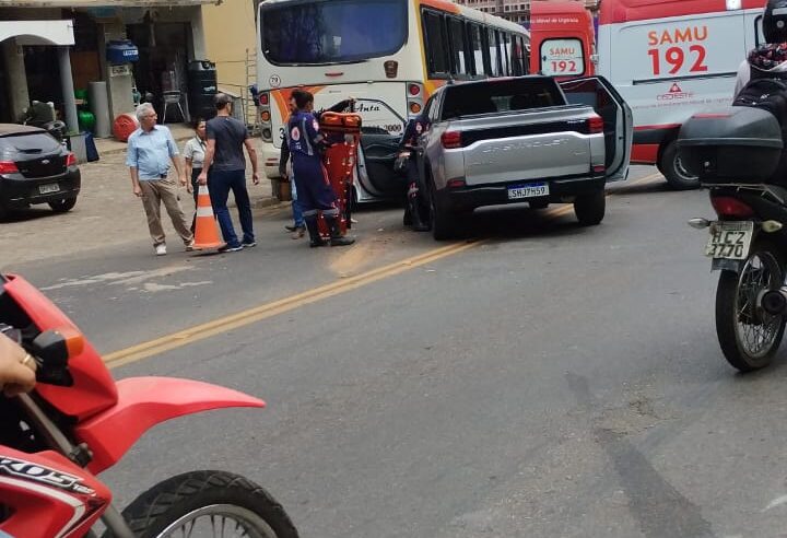 Colisão entre ônibus e caminhonete na Castello Branco deixa idoso ferido