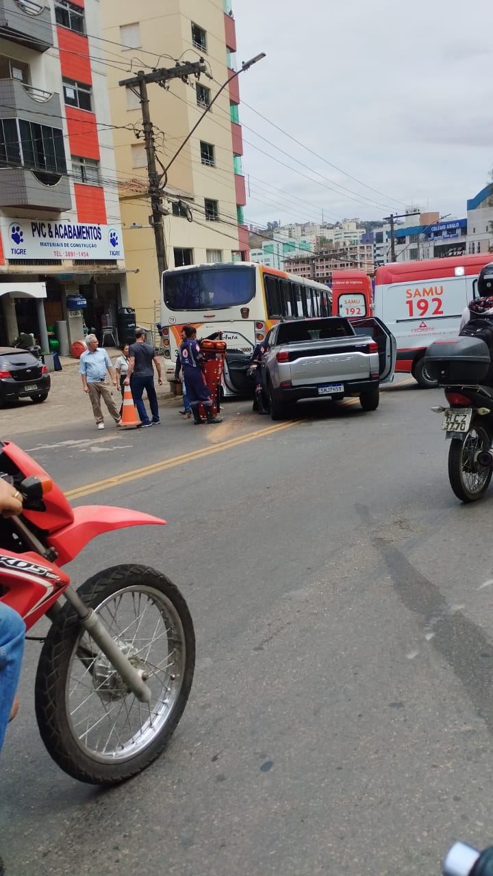 Colisão entre ônibus e caminhonete na Castello Branco deixa idoso ferido
