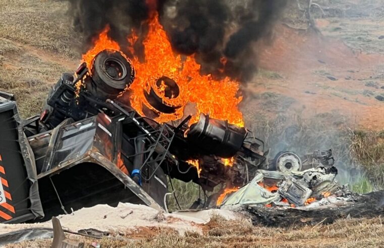 Região: Carreta perde freio, cai em ribanceira e pega fogo