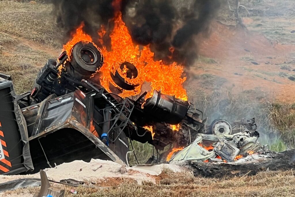Região: Carreta perde freio, cai em ribanceira e pega fogo