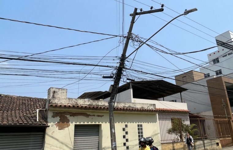 Caminhão baú bate em poste de luz e fica sustentado por cabos de energia