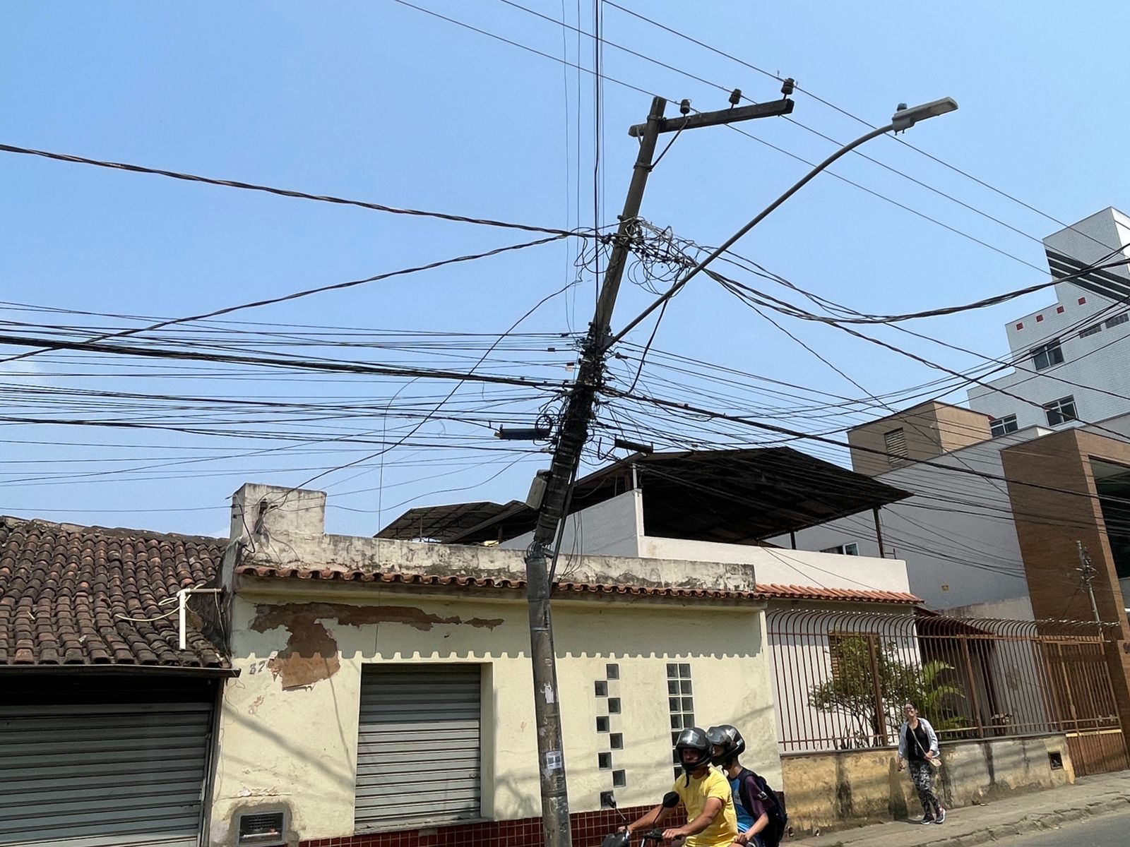 Caminhão baú bate em poste de luz e fica sustentado por cabos de energia